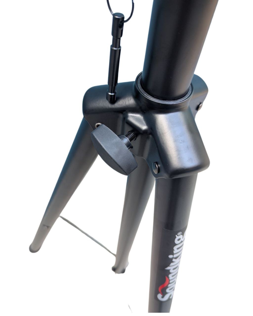 Base Soporte tripode para bocina Sound-King Altura Ajustable, Soporte Resistente y Estable; herrajes de excelente Calidad.