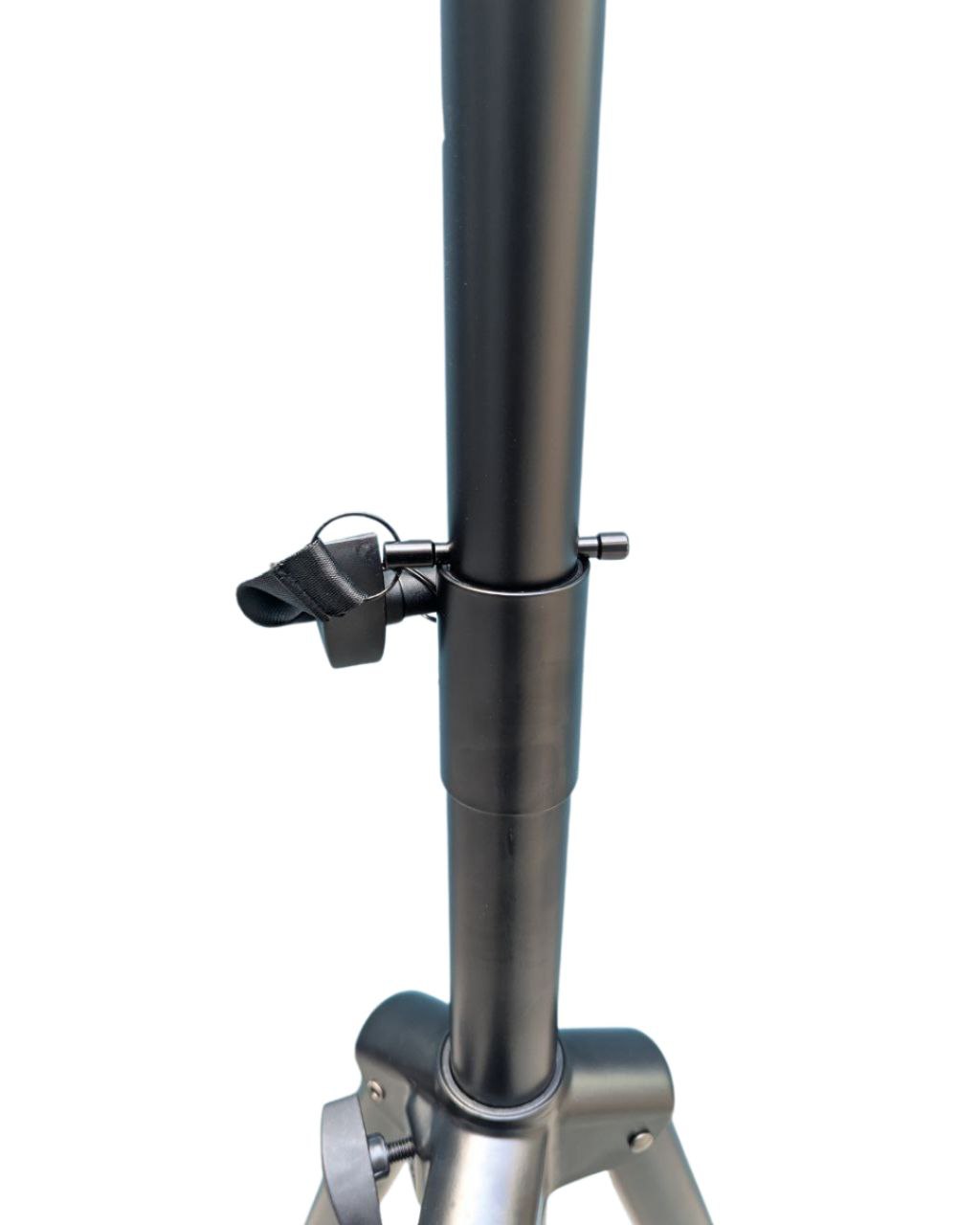Base Soporte tripode para bocina Sound-King Altura Ajustable, Soporte Resistente y Estable; herrajes de excelente Calidad.