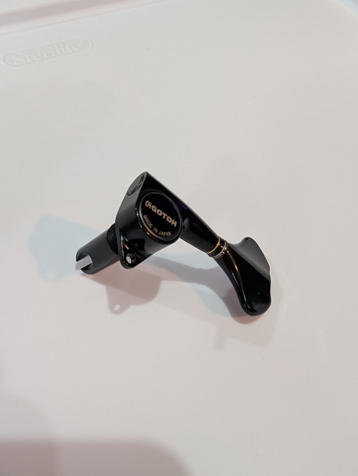 Clavija Individual Gotoh GB707 Negro - Lado Izquierdo