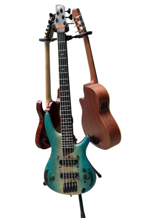 Base Profesional para Guitarra y Bajo – Soporte Triple Estable y Resistente para Instrumentos Eléctricos y Acústicos soundking